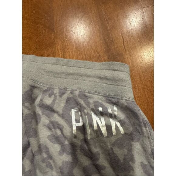 Woman’s Victoria’s Secret pink leopard print joggers from 2013 size small - Picture 6 of 7